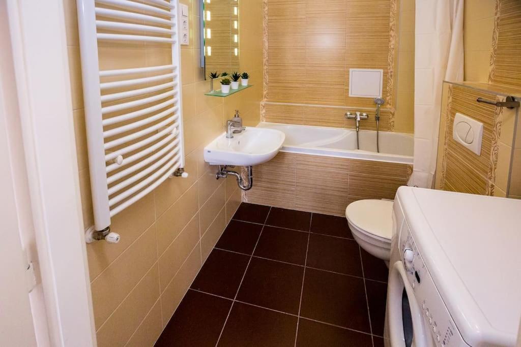 Opera With Three Bedroom W Ac Apartment Budapest
