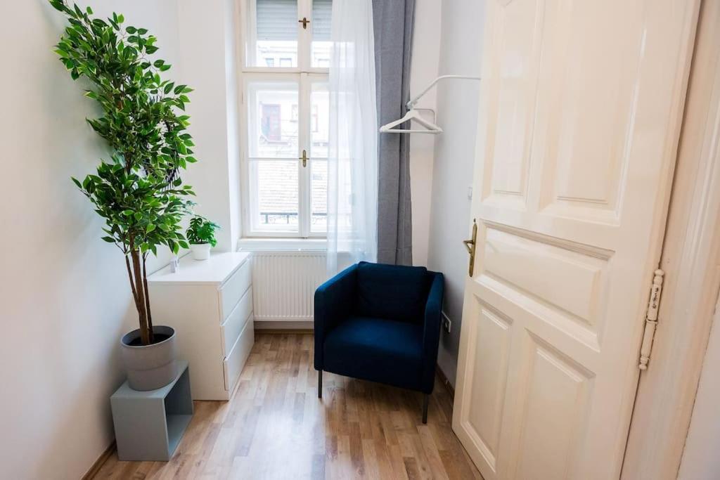 Apartment Opera With Three Bedroom W Ac