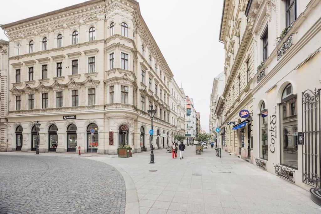 Apartment Opera With Three Bedroom W Ac *