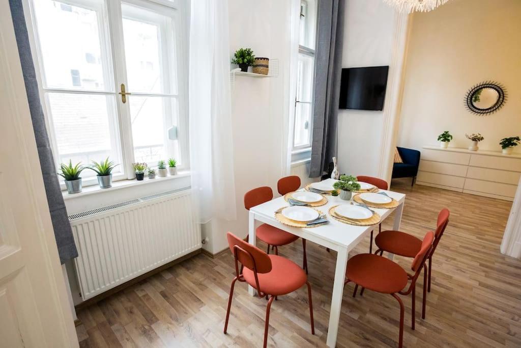 Apartment Opera With Three Bedroom W Ac Budapest