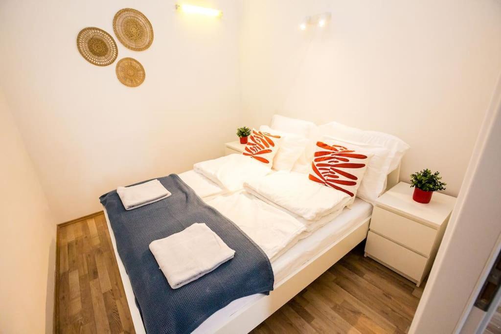 Opera With Three Bedroom W Ac Apartment *